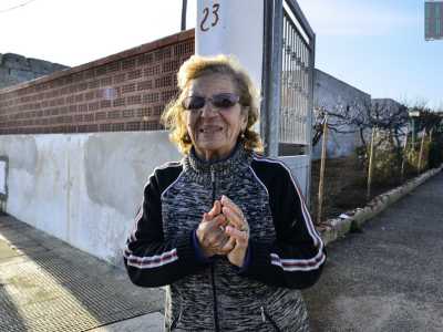 La signora Maria che ogni giorno viene a controllare la sua villetta per paura di furti